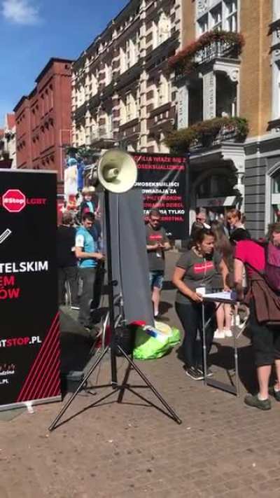 Dziś w Katowicach Marsz R&oacute;wności. Z tej okazji stanęło takie oto stoisko pod Galerią Katowicką. Fota, kt&oacute;rej użyli pochodzi z hipisowskiego festiwalu, ale tym się raczej nie przejeli.