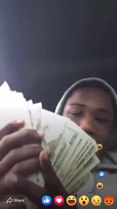 (Not Chicago related) Dude flexing on live almost gets robbed but he got the pump on him 💥