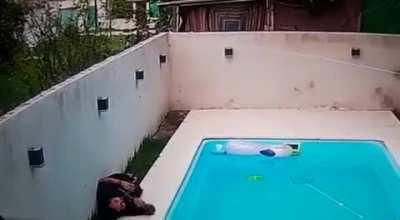 Merlo: Momento en donde el asesino mata a su vecino por los ruidos de la pileta [+18]