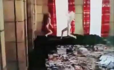Amazons catfight knee to belly.