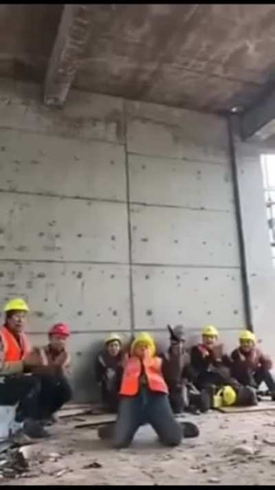 Let's remember the legendary dance of Michael Jackson by a Chinese construction worker