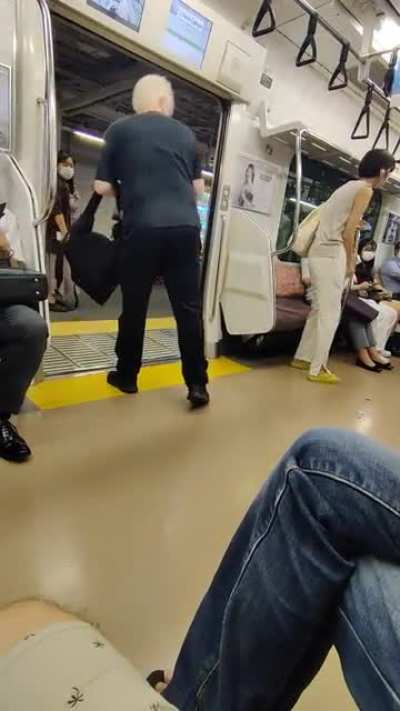 Japanese guy gets angry at foreigner for talking loudly on the train and drinking in front of him.