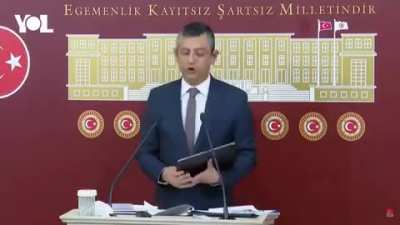 &Ouml;zg&uuml;r &Ouml;zel Fahrettin Altun'u eleştirdi: "3 farklı maaş almasını biliyor, 2 farklı konuşma yazmaktan aciz"