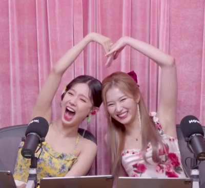 Sana & Miyeon (trying to) make a heart (210615)