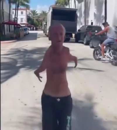 He pulling up with the scissors 💀