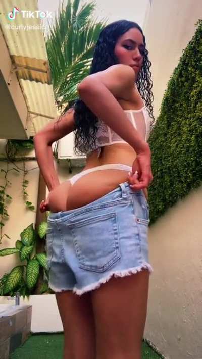 @curlyjessica_