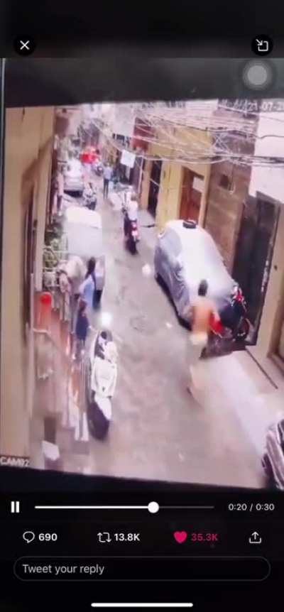 A mother was able to save her four-year-old daughter from being kidnapped on Tuesday from the clutches of armed kidnappers (East Delhi India)