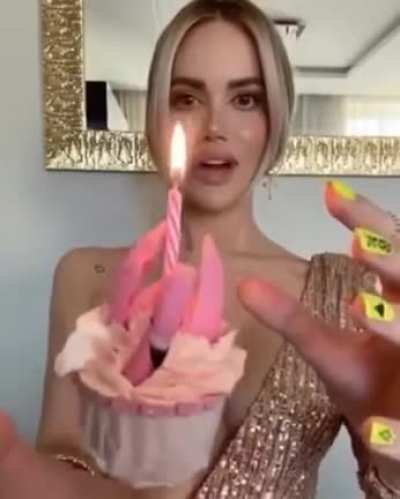 The way she makes this cupcake float