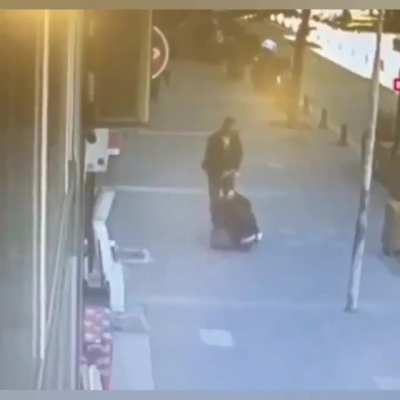 Man saved a lady from beating with a leaping headbutt