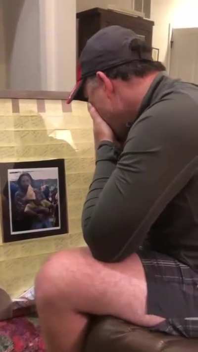 During middle school, Sophia’s stepdad used to leave her a note on her door each day to inspire her. well, she kept those notes & It’s been 6 years since then. She gave him those notes back