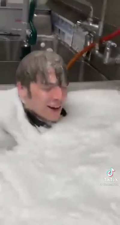 Guy drops Taco Bell sink like it&rsquo;s wrestlemania