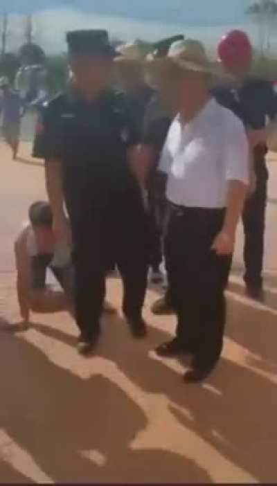 湖南永州的年轻农民工已经被拖欠10个月工资了，他们拦住包工头，一路磕头，也讨不来自己应得的酬劳。这下工人爷爷了。