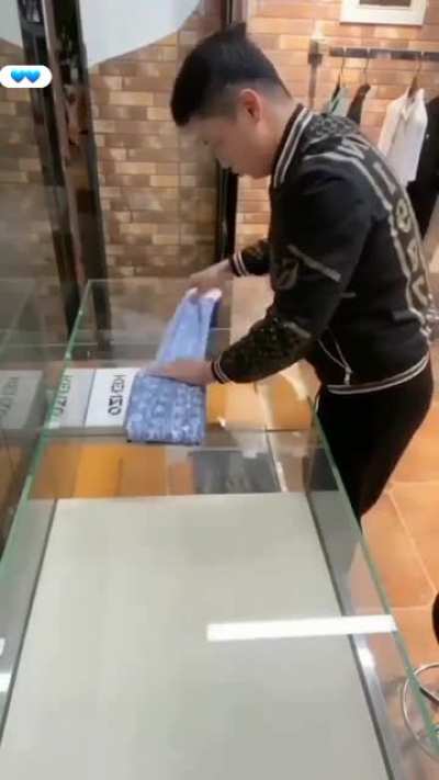 this guy tiying clothes up