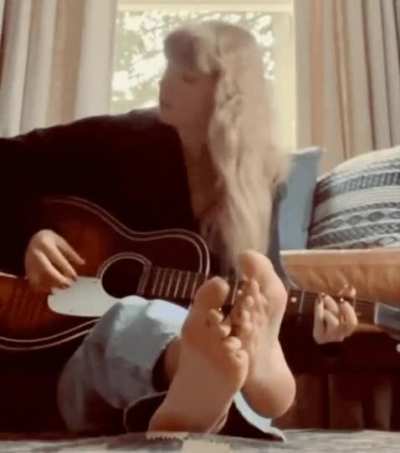 Taylor Swift.. perfection from head to toe 👱🏼‍♀️🦶🏻