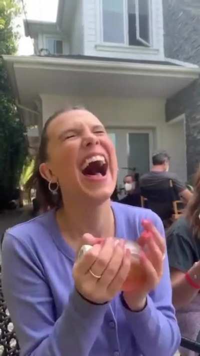 Millie biting.🍎