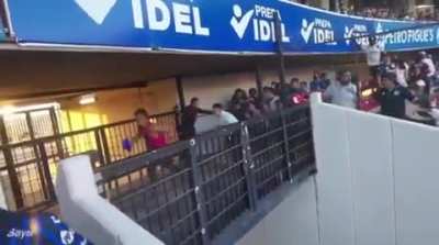 @aloatlas en Twitter "La misma gente de seguridad les abri&oacute; la puerta. ESTO FUE PLANEADO."
