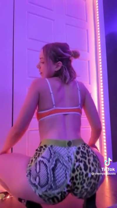 Damnn she’s sexy 🍑👌🏾👀