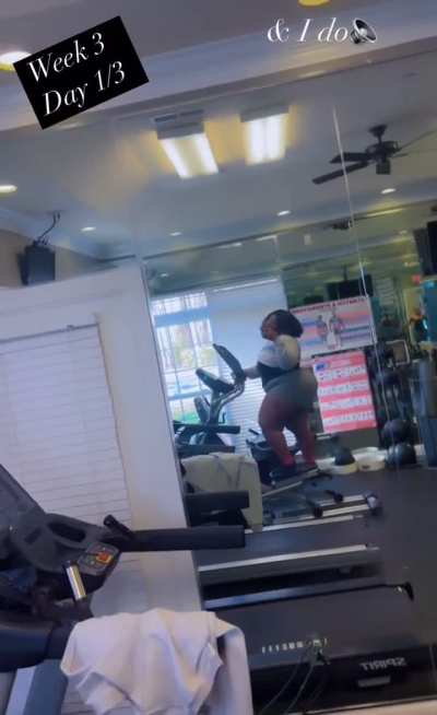 🏋🏾&zwj;♀️