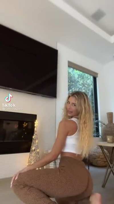 Love how clearly u see her ass 🤩