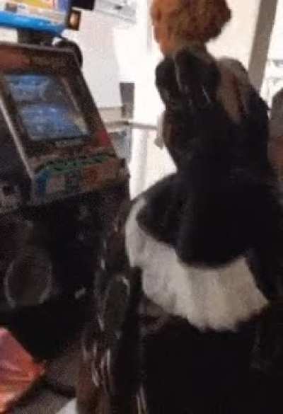 eu tava conversando com um cara recentemente, e eu falei na zuera: "seria t&atilde;o engra&ccedil;ado se algum artista desenhasse a beatrice mandando ver no dance dance revolution". logo depois ele manda esse gif aqui... eu realmente n&atilde;o sabia que ja existia a beatrice