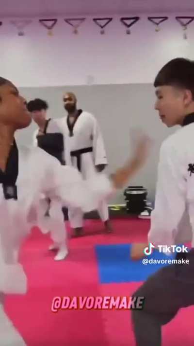 Zoe beating ray out here cause she can&rsquo;t beat up Kai 