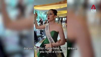 Controv&eacute;rsia na Miss Universo: Concorrentes abandonam a sala por falta de educa&ccedil;&atilde;o de um dos apresentadores.