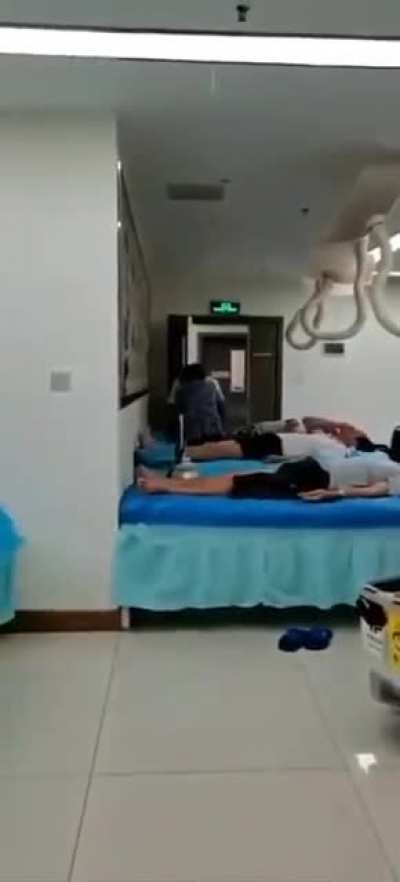 你好，请问这里是天安门广场吗？