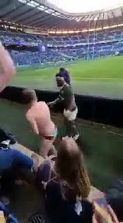 South African Rugby team captain signs fan's cheeks 🍑