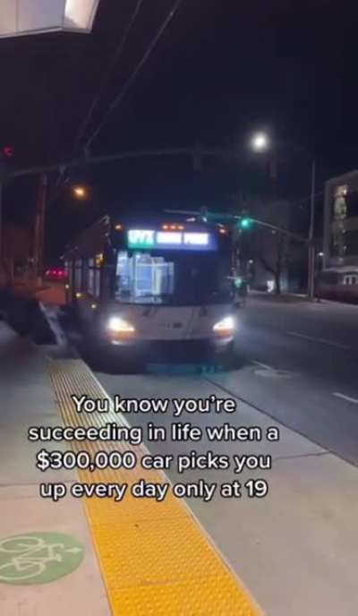 Woah she&rsquo;s so rich!!!1!1!1! (From r/holup)