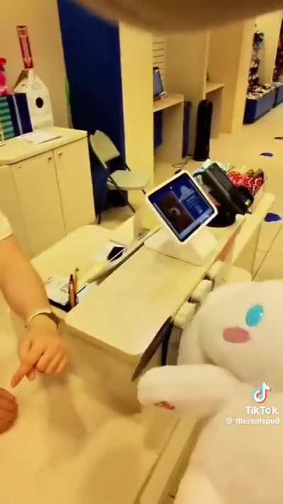 "I'm the popular build a bear guy" What a loser