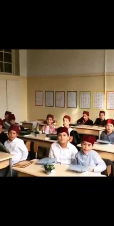 Ya şu fesi her g&ouml;rd&uuml;ğ&uuml;mde sinirleniyorum. Şapkaya gavur diyenler fesin yunanlara ait olduğunu bile bilmiyor. Atat&uuml;rk'e yabancı komutan diyenler fatih Sultan Mehmet'in kendine kayzeri Rum(Roma'nın yeni h&uuml;k&uuml;mdarı) dediğini bilmiyor. Daha bunun gibi &ccedil;ok şey 