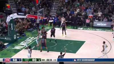 [Highlight] Giannis goes down the lane, euro steps and slams it down for the and-1