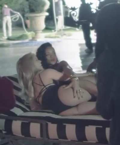 Rihanna grabbing a handful of Shakira&lsquo;s ass