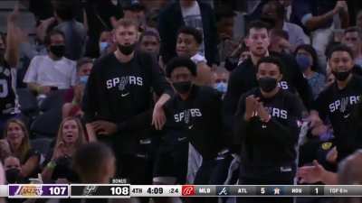 [Highlight] Jakob Poeltl drops two yam-hammers on the Lakers late in the 4th