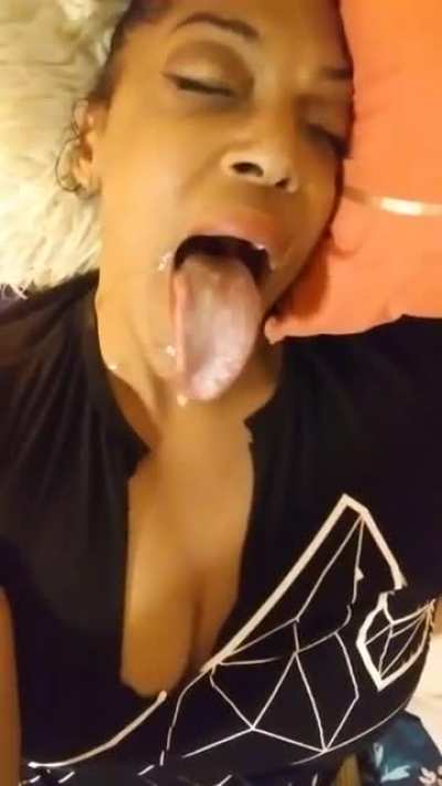 Longt<wbr>ongue<wbr>godde<wbr>ss wants some nut