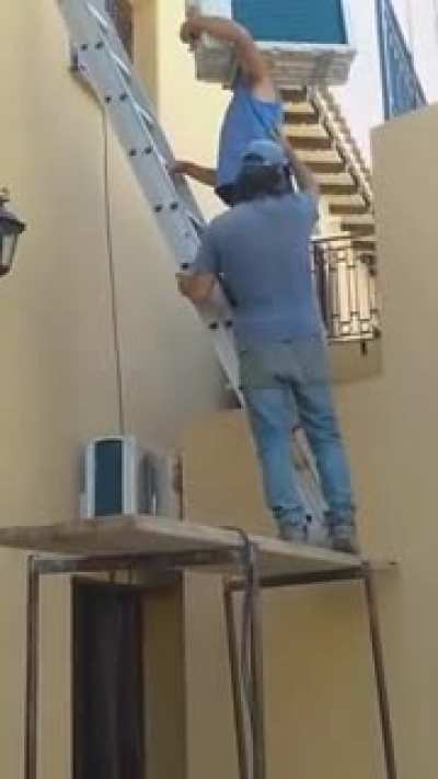 Yeah let&rsquo;s just hold the stair with my hands. What could possibly go wrong.