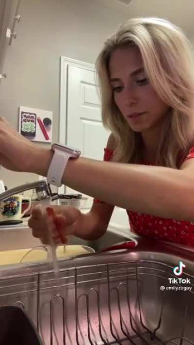 Thanks I hate it how she cleans her chips that are supposed to be spicy 🤢