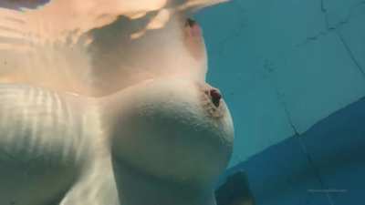 Lillias Right Nude Pool 🌊 get her FOLDER now for FREE --&amp;gt; txt.do/1pjdv
