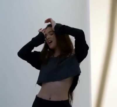 Hailee Steinfeld. Why no bra?
