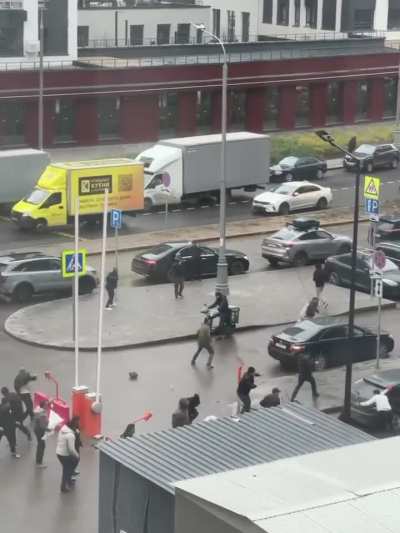 Moscow. Huge brawl breaks out right outside an apartment complex