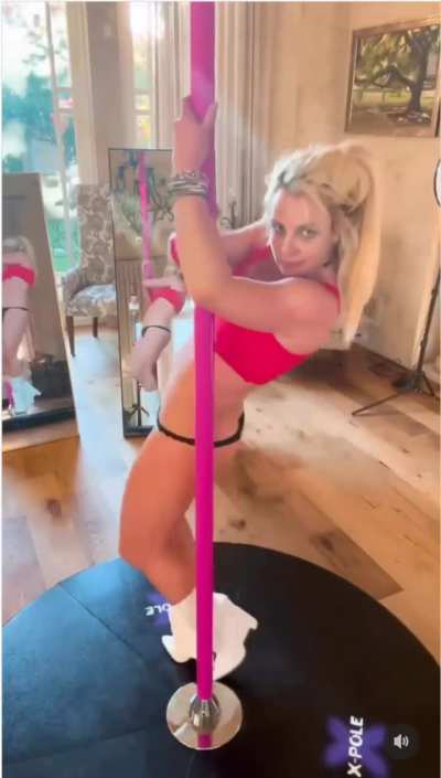 Britney Spears Insta pool post (video speed slowed) 