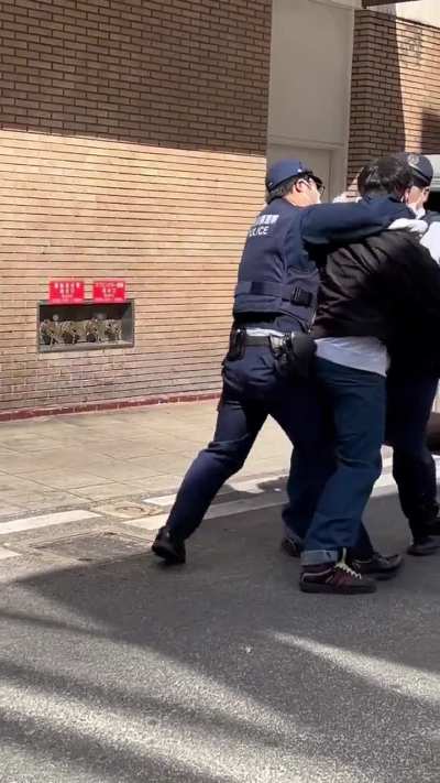 Delivery man attempted to resisting arrest in Japan