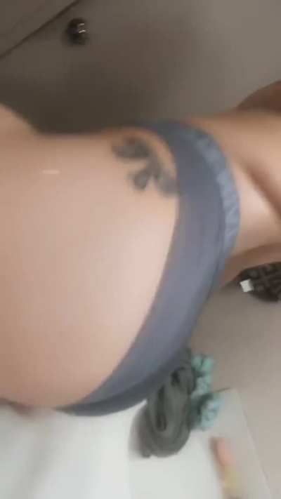Comment on my girls body🥵cuck me HARD😩