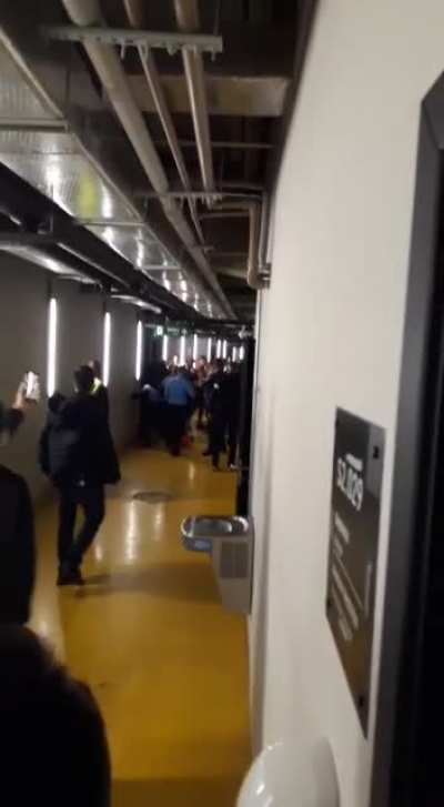 Boca Junior's player punching a member of Atl&eacute;tico Mineiro's staff