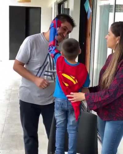 24 year-old Gino creates prosthetic limbs, and has given over 1,300 as donations via his non-profit, Atomic Lab. In the video is a young boy from Argentina who makes a fist with his left hand, and caresses his parents face. He&rsquo;ll finally be able to hug th