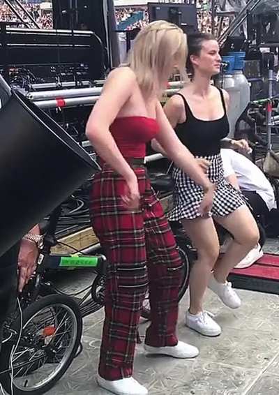 Sophie Turner dancing