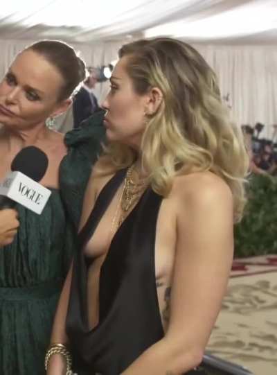 Miley Cyrus showing her sexy back