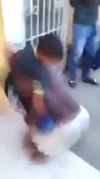 Rinha de crian&ccedil;a vs an&atilde;o (tem que legalizar essa baga&ccedil;a)