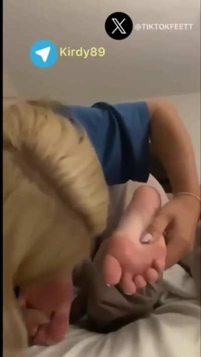 two blondes worship eachother😮&zwj;💨