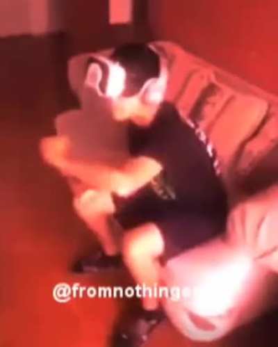 me pergunto oq sera q ele esta jogando